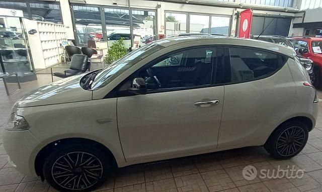 Usata Lancia Ypsilon Gold 69 CV (50 kW) 2019 Bianco Utilitaria
