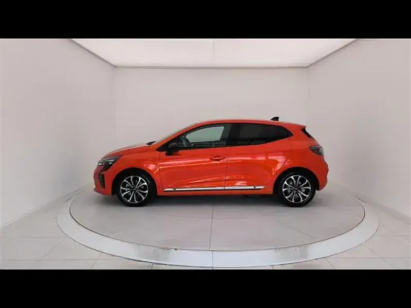 Usata Renault Clio Techno 145 CV (106 kW) 2023 Arancione Utilitaria