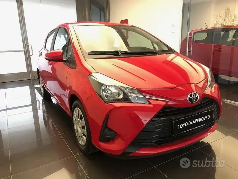 Usata Toyota Yaris Cool 69 CV (50 kW) 2017 Rosso Berlina