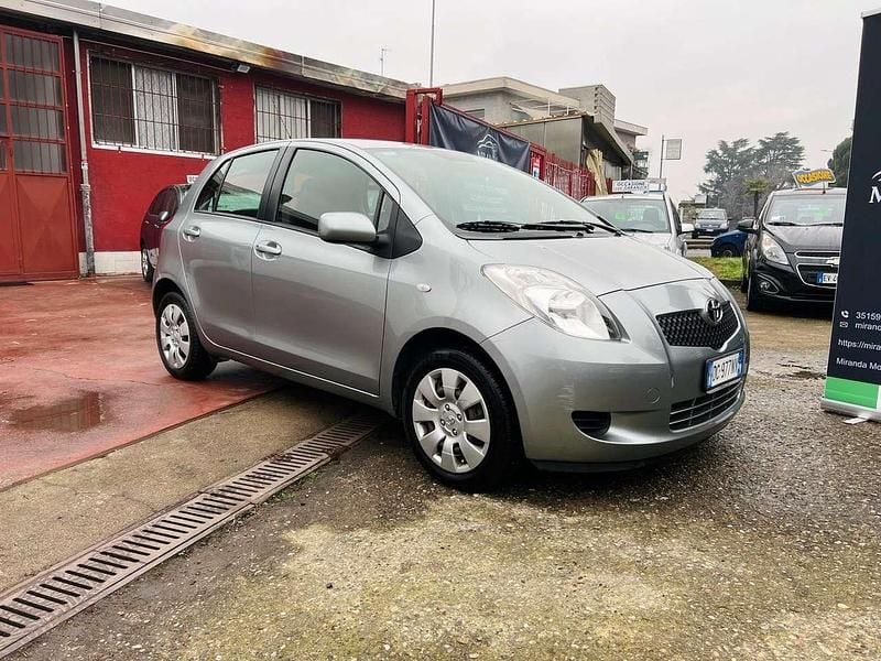 Usata Toyota Yaris Sol 69 CV (50 kW) 2006 Argento Berlina