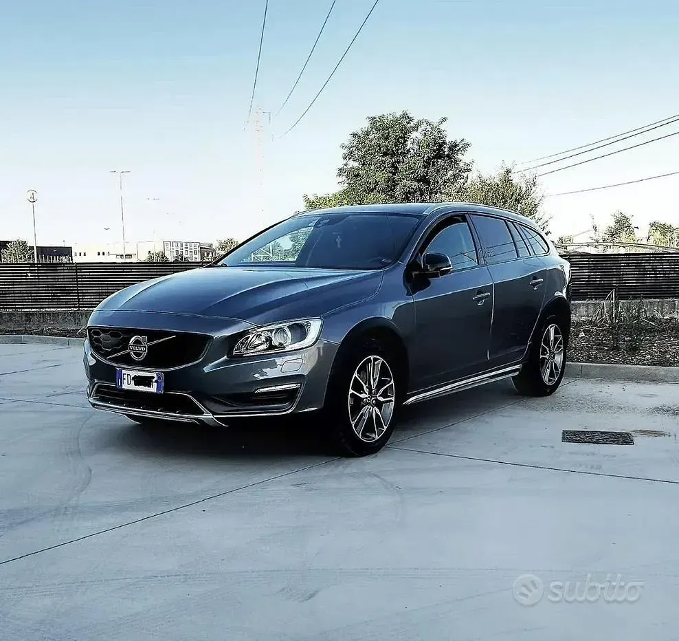 Usata Volvo V60 190 CV (139 kW) 2016 Nero Station wagon