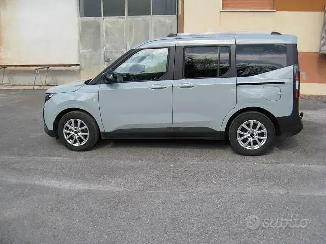 Usata Ford Tourneo Courier 125 CV (91 kW) 2024 Verde Monovolume