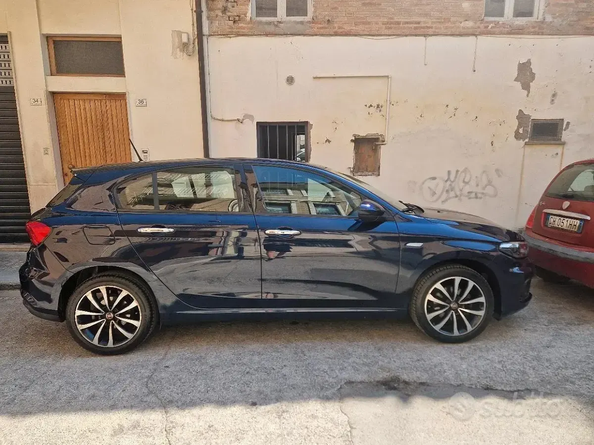 Usata Fiat Tipo Business 353 CV (259 kW) 2017 Bluazzurro Berlina