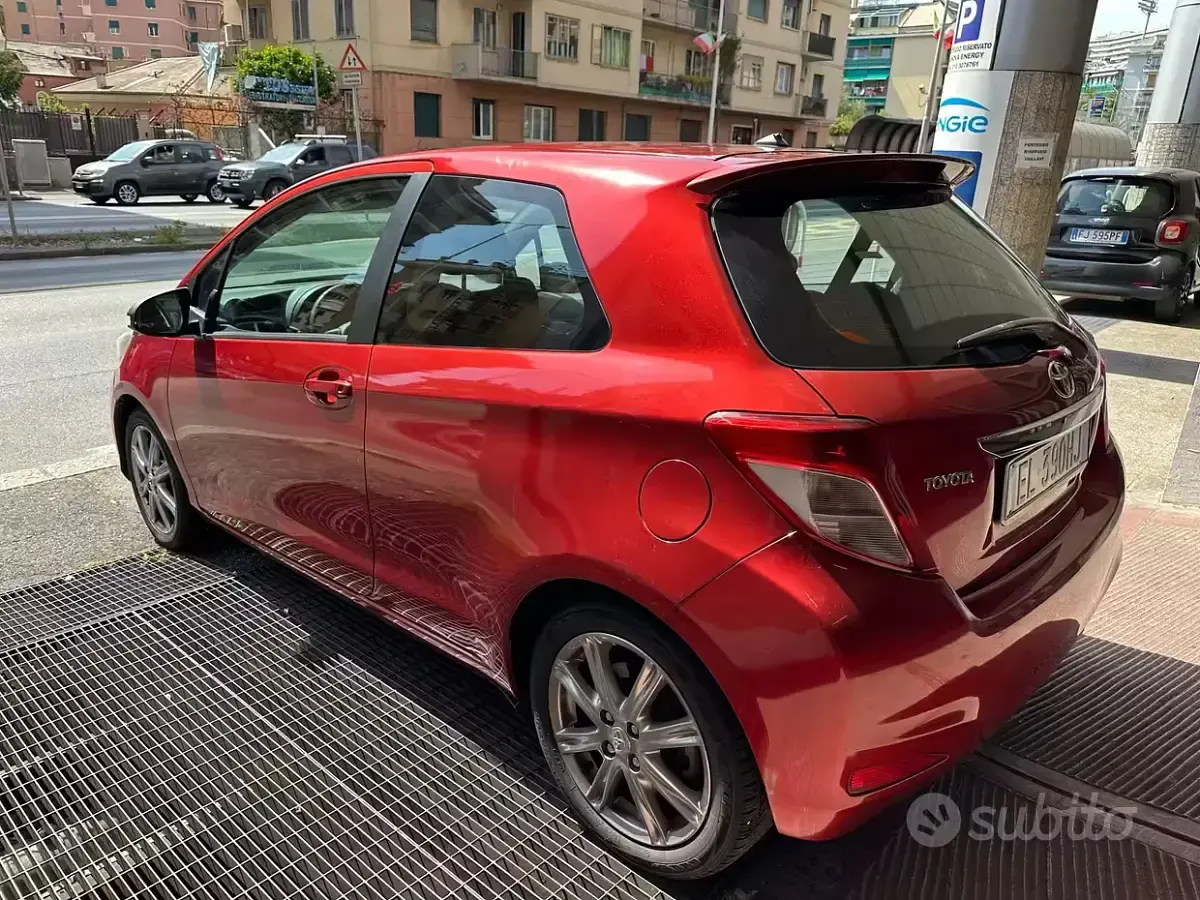 Usata Toyota Yaris Lounge+ 99 CV (72 kW) 2012 Rosso Utilitaria