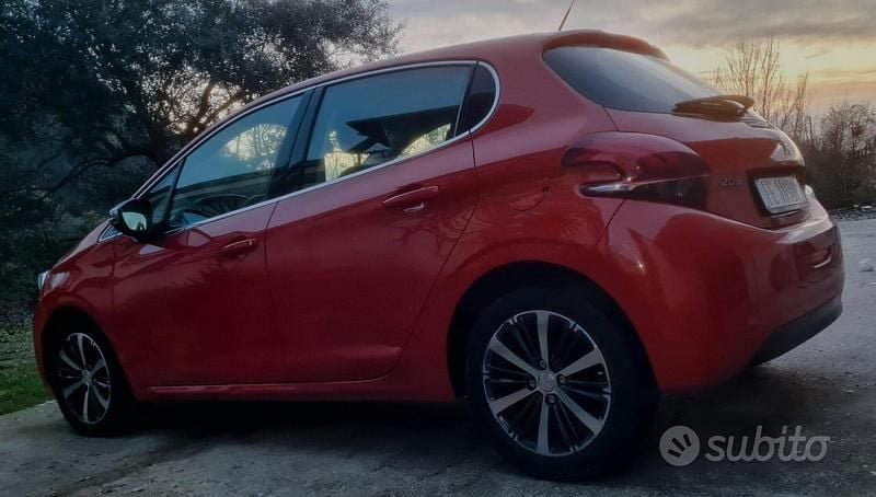 Usata Peugeot 208 Allure 75 CV (55 kW) 2016 Rosso Utilitaria