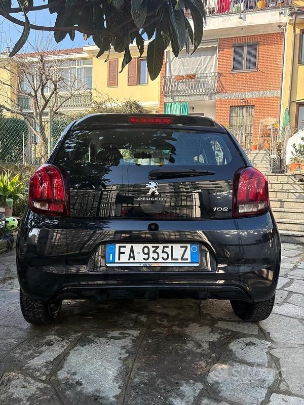 Usata Peugeot 108 Allure 82 CV (60 kW) 2015 Nero Utilitaria