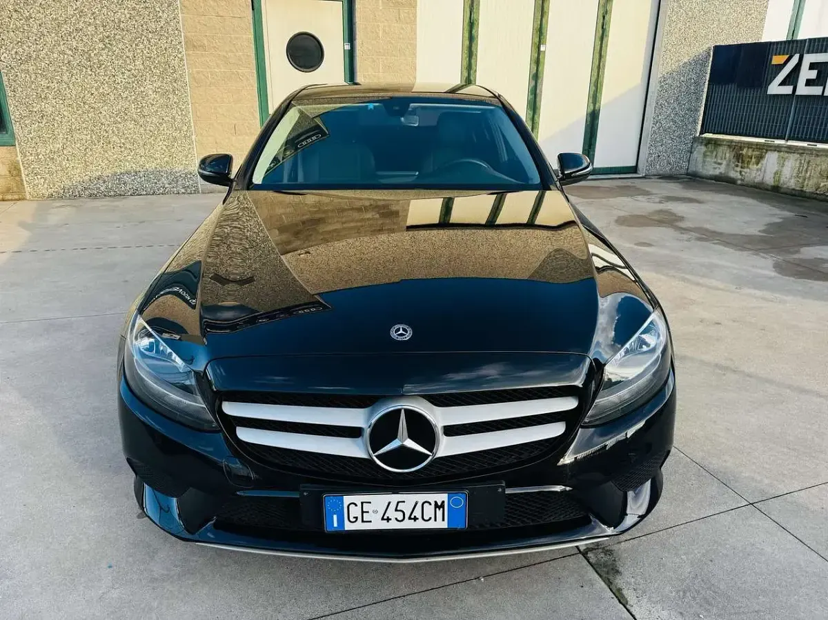 Gebraucht Mercedes C180 122 PS (89 kW) 2021 Schwarz Limousine
