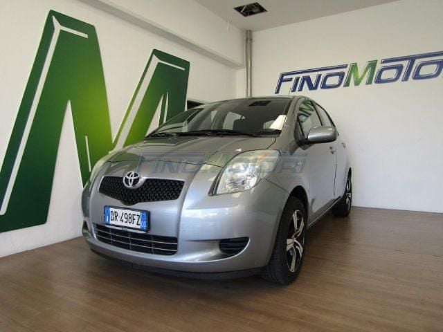 Argento Usata 2008 Toyota Yaris Tre volumi | 3500 € (Buon prezzo) - Immagine 1/4