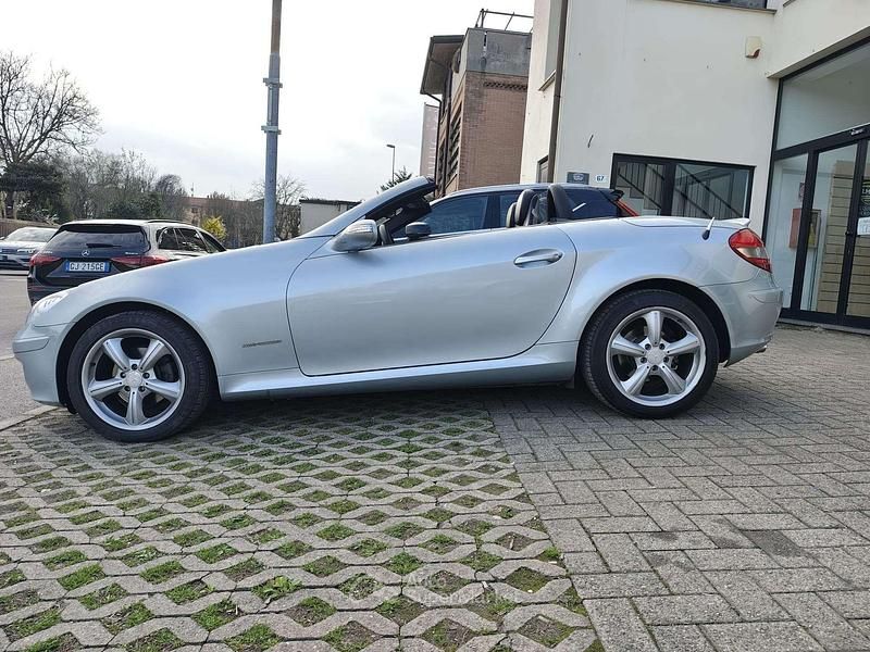 Usata Mercedes SLK200 163 CV (119 kW) 2007 Argento Cabrio