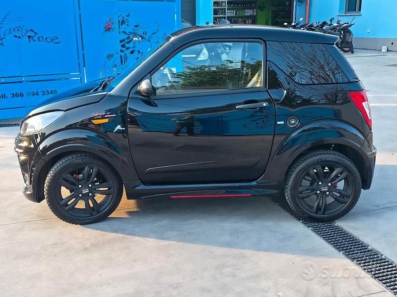 Begagnad Ligier JS50 2022 Svart Halvkombi