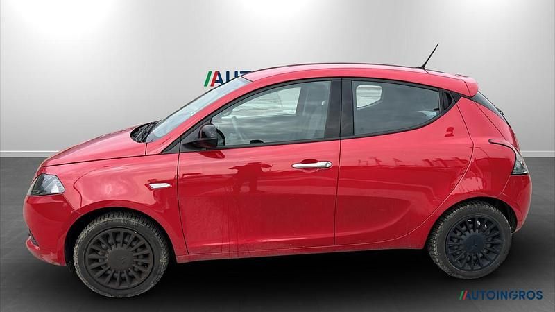Usata Lancia Ypsilon Silver 69 CV (50 kW) 2023 Rosso Utilitaria