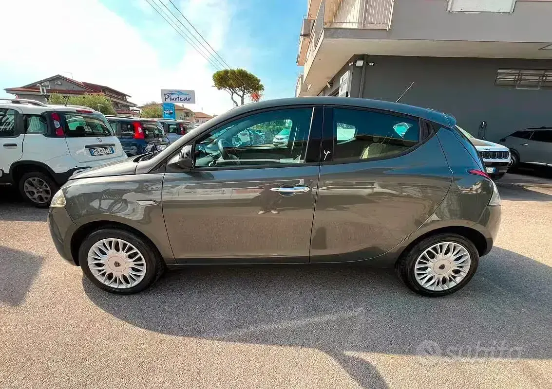 Usata Lancia Ypsilon Silver 85 CV (62 kW) 2016 Grigio Utilitaria