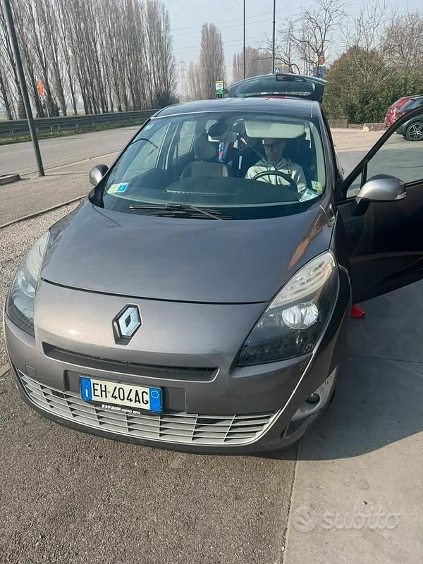 Grigio Usata 2011 Renault Scénic Monovolume | 3900 € - Immagine 1/4