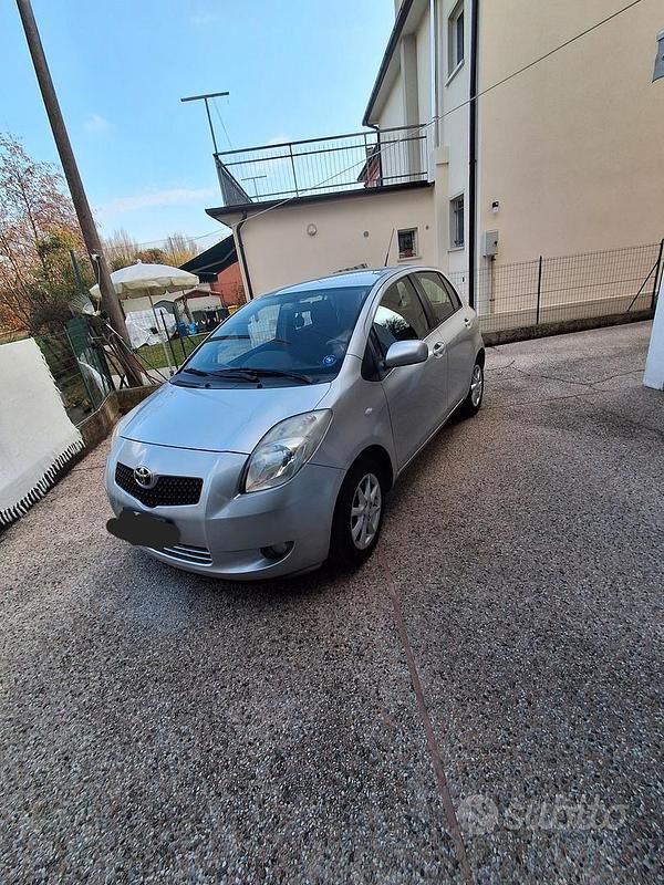 Usata Toyota Yaris Sol 87 CV (63 kW) 2008 Grigio Berlina
