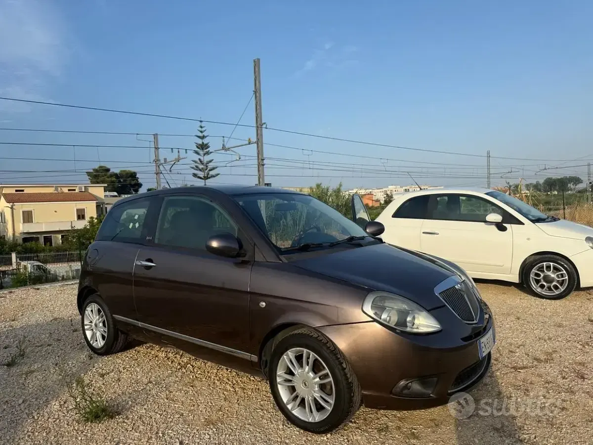 Usata Lancia Ypsilon 75 CV (55 kW) 2012 Marrone Utilitaria