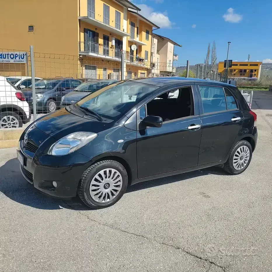 Usata Toyota Yaris Sol 69 CV (50 kW) 2011 Nero Utilitaria
