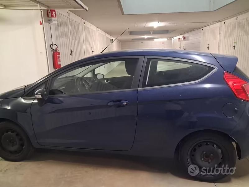 Usata Ford Fiesta 100 CV (73 kW) 2016 Blu Berlina