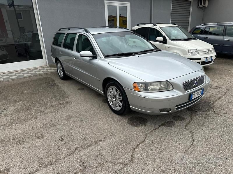 Usata Volvo V70 Momentum 163 CV (119 kW) 2005 Argento Station wagon