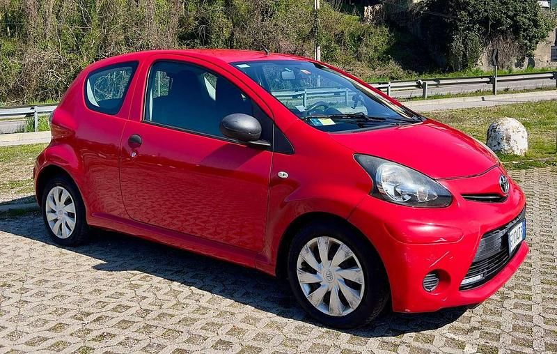 Usata Toyota Aygo Connect Style 68 CV (50 kW) 2014 Rosso Utilitaria