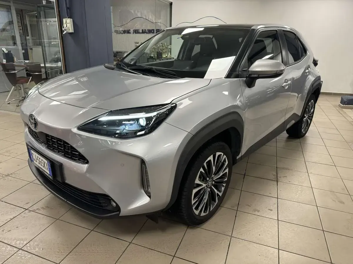 Usata Toyota Yaris Cross Lounge 92 CV (67 kW) 2022 Grigio SUV