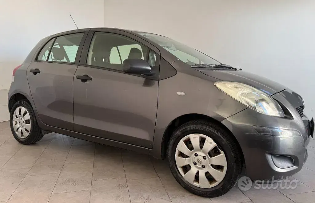 Usata Toyota Yaris Luxury 69 CV (50 kW) 2009 Grigio Utilitaria