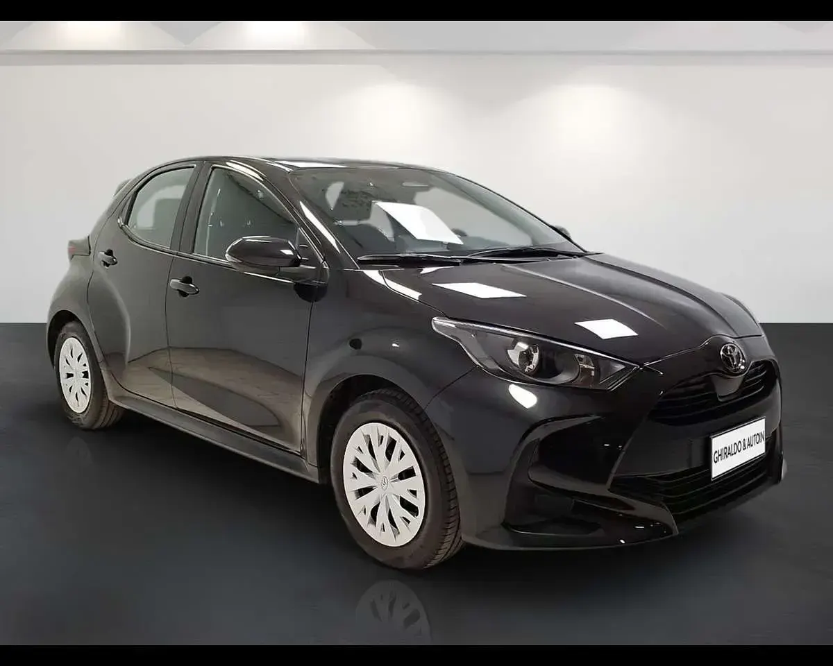 Usata Toyota Yaris Hybrid Active 116 CV (85 kW) 2025 Nero Berlina