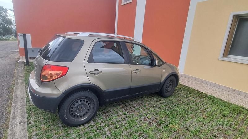 Usata Fiat Sedici 107 CV (78 kW) 2006 Marrone SUV