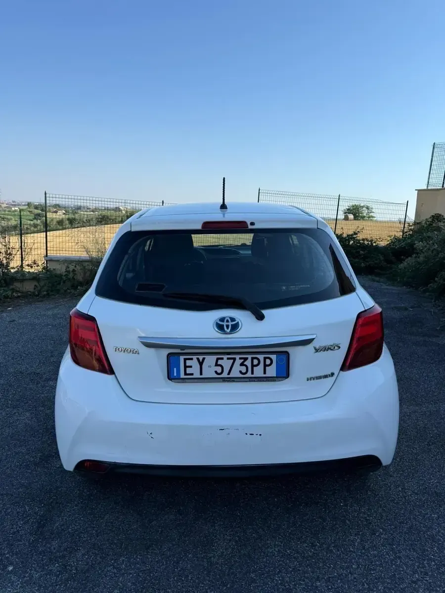 Usata Toyota Yaris Hybrid Business Edition 73 CV (53 kW) 2016 Bianco Berlina