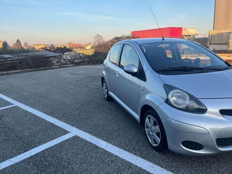 Usata Toyota Aygo Edition 68 CV (50 kW) 2010 Argento Utilitaria