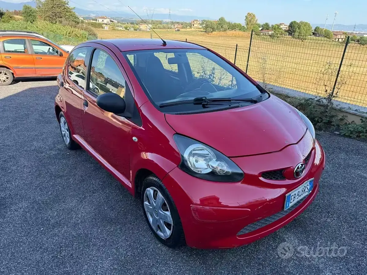 Usata Toyota Aygo 68 CV (50 kW) 2011 Rosso Utilitaria