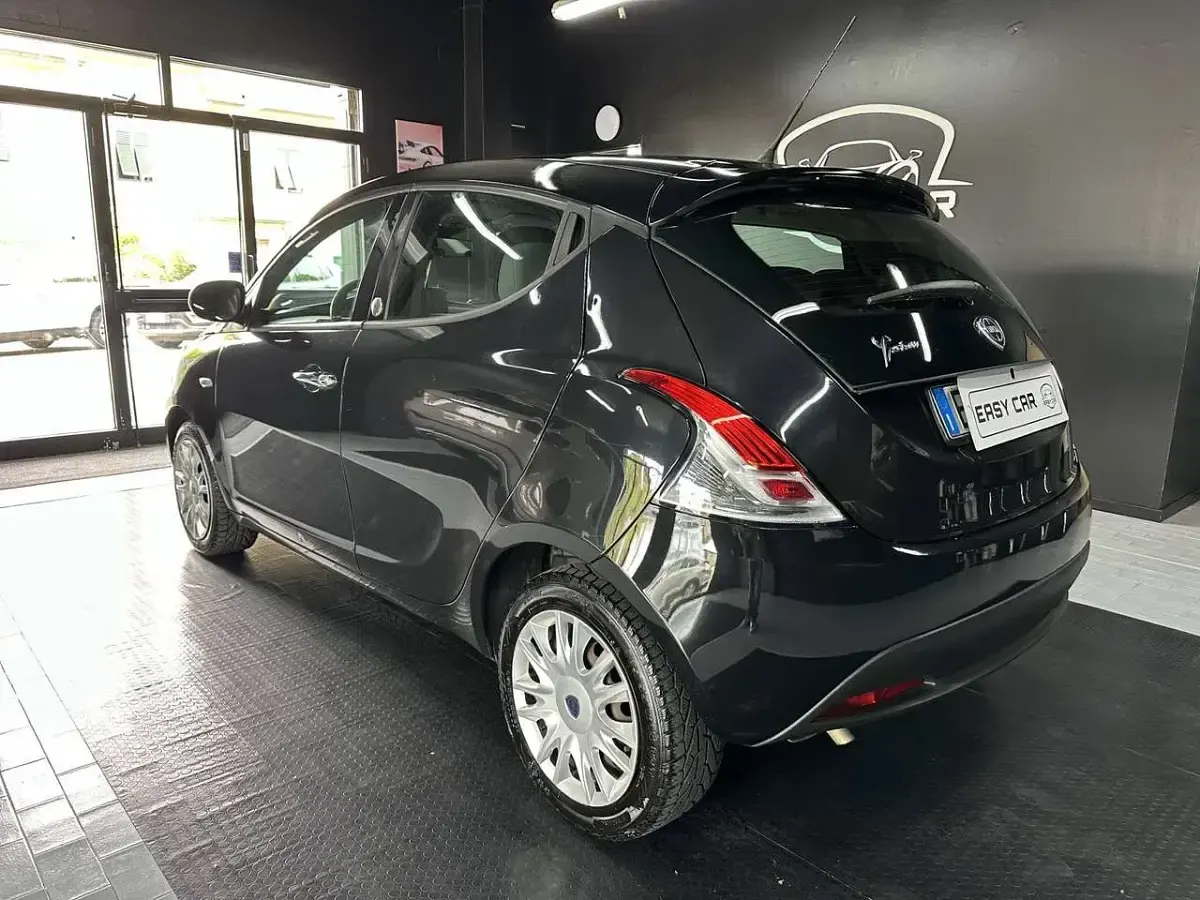 Usata Lancia Ypsilon 69 CV (50 kW) 2014 Nero Utilitaria
