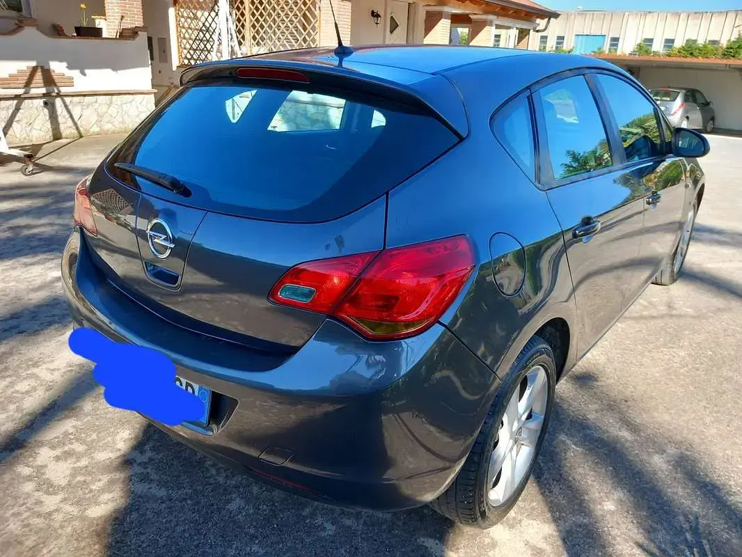 Usata Opel Astra 110 CV (80 kW) 2011 Berlina