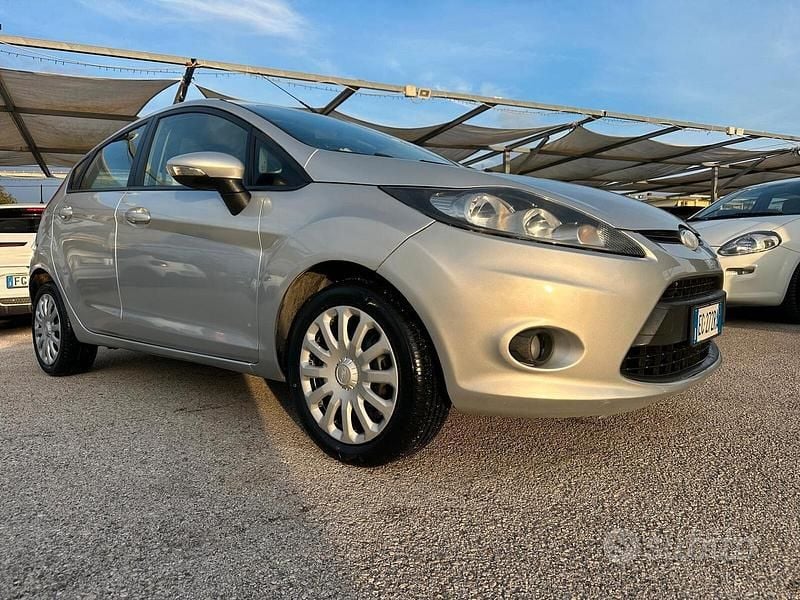 Grigio Usata 2010 Ford Fiesta Tre volumi | 4500 € (Buon prezzo) - Immagine 1/4