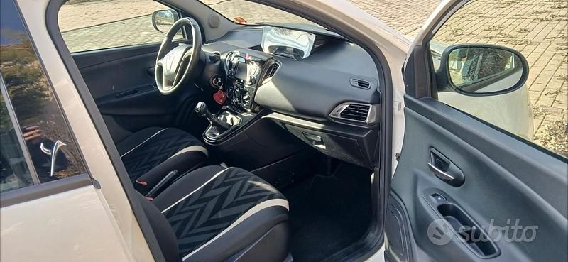 Usata Lancia Ypsilon 95 CV (69 kW) 2016 Bianco Utilitaria