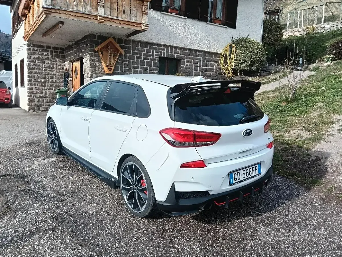 Usata Hyundai i30 275 CV (202 kW) 2018 Bianco Berlina