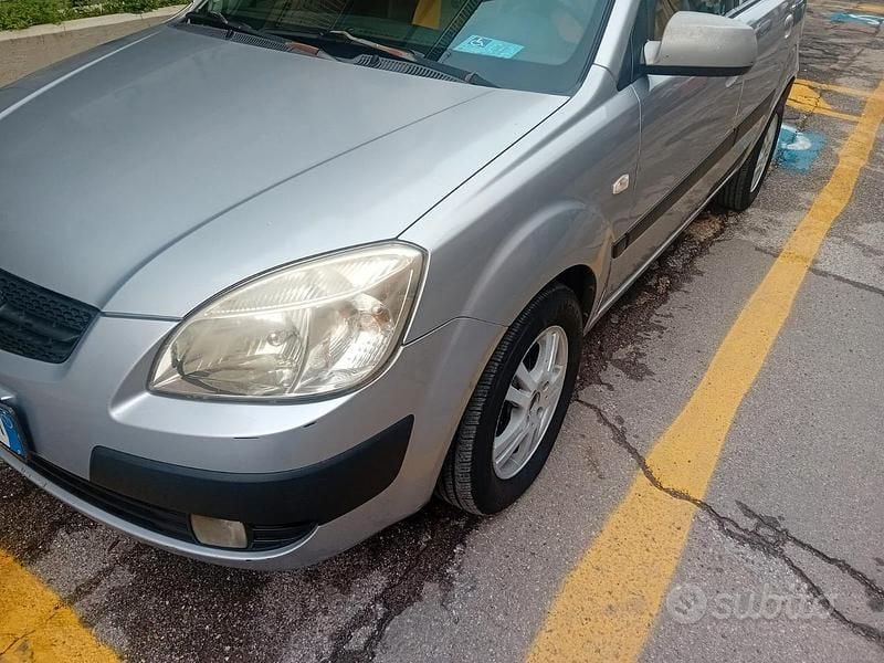 Usata Kia Rio 110 CV (80 kW) 2006 Grigio Utilitaria