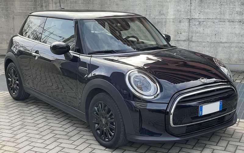 Enigmatic black met/tetto nero Usata 2024 Mini Cooper Classic Utilitaria | 23.900 € (Buon prezzo) - Immagine 1/4