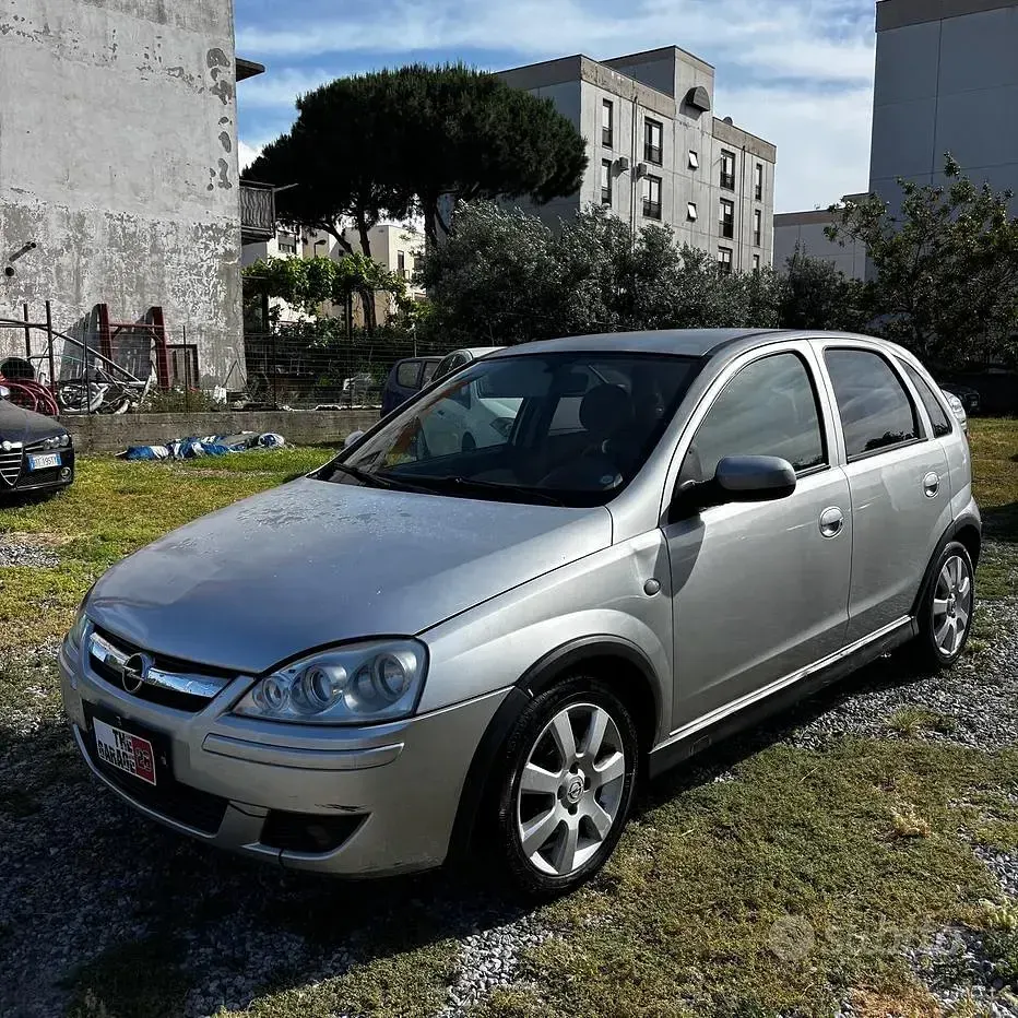 Usata Opel Corsa Cosmo 69 CV (50 kW) 2005 Grigio Utilitaria