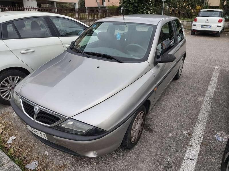 Usata Lancia Ypsilon 60 CV (44 kW) 1997 Argento Utilitaria