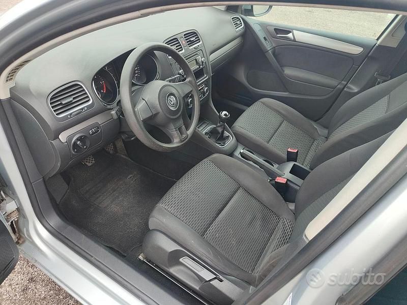 Usata VW Golf VI 105 CV (77 kW) 2010 Argento Utilitaria
