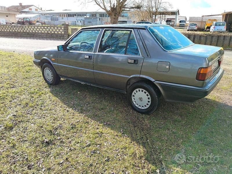 Usata Lancia Prisma 80 CV (58 kW) 1989 Grigio Berlina