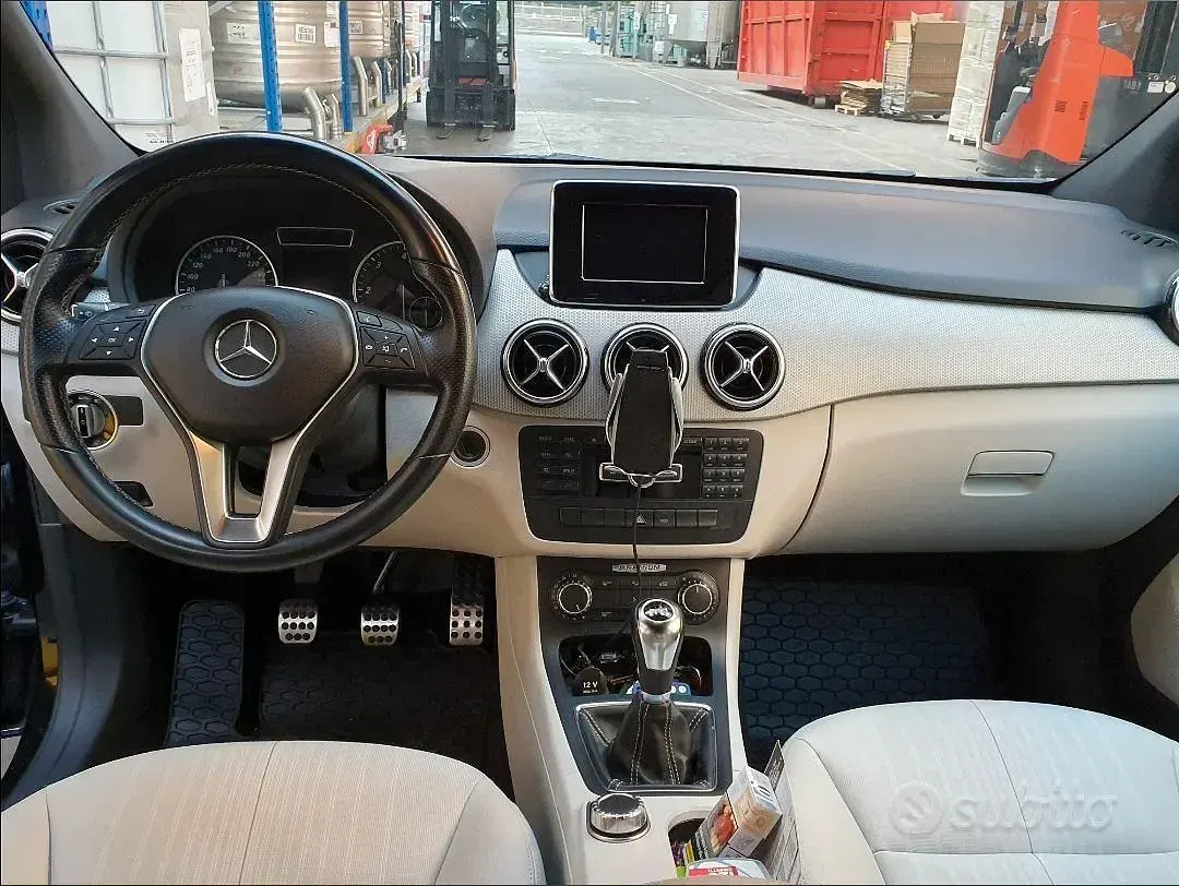 Usata Mercedes B200 Premium 156 CV (114 kW) 2012 Nero Utilitaria