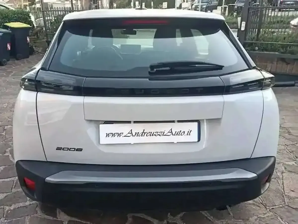 Usata Peugeot 2008 Active 102 CV (75 kW) 2023 Bianco SUV