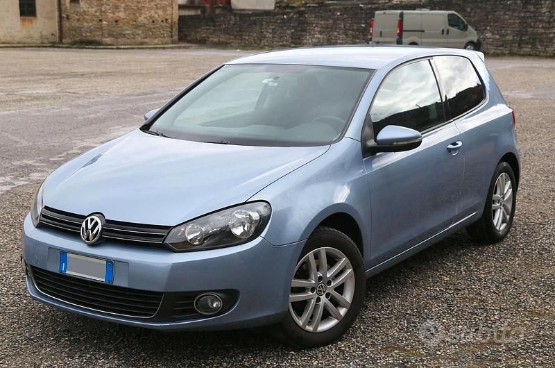 Blu Usata 2010 VW Golf VI Highline Tre volumi | 6500 € (Buon prezzo) - Immagine 1/4
