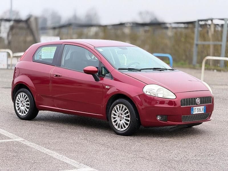 Rosso Usata 2008 Fiat Grande Punto Due volumi | 1700 € (Ottimo prezzo) - Immagine 1/4
