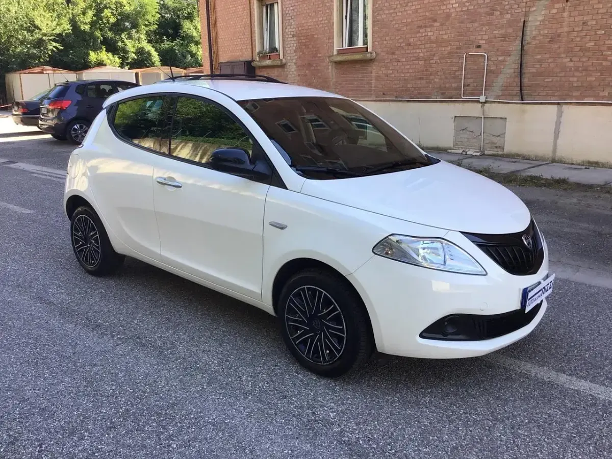Usata Lancia Ypsilon Silver 69 CV (50 kW) 2024 Bianco Utilitaria