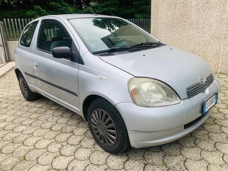 Usata Toyota Yaris 68 CV (50 kW) 2000 Argento Utilitaria