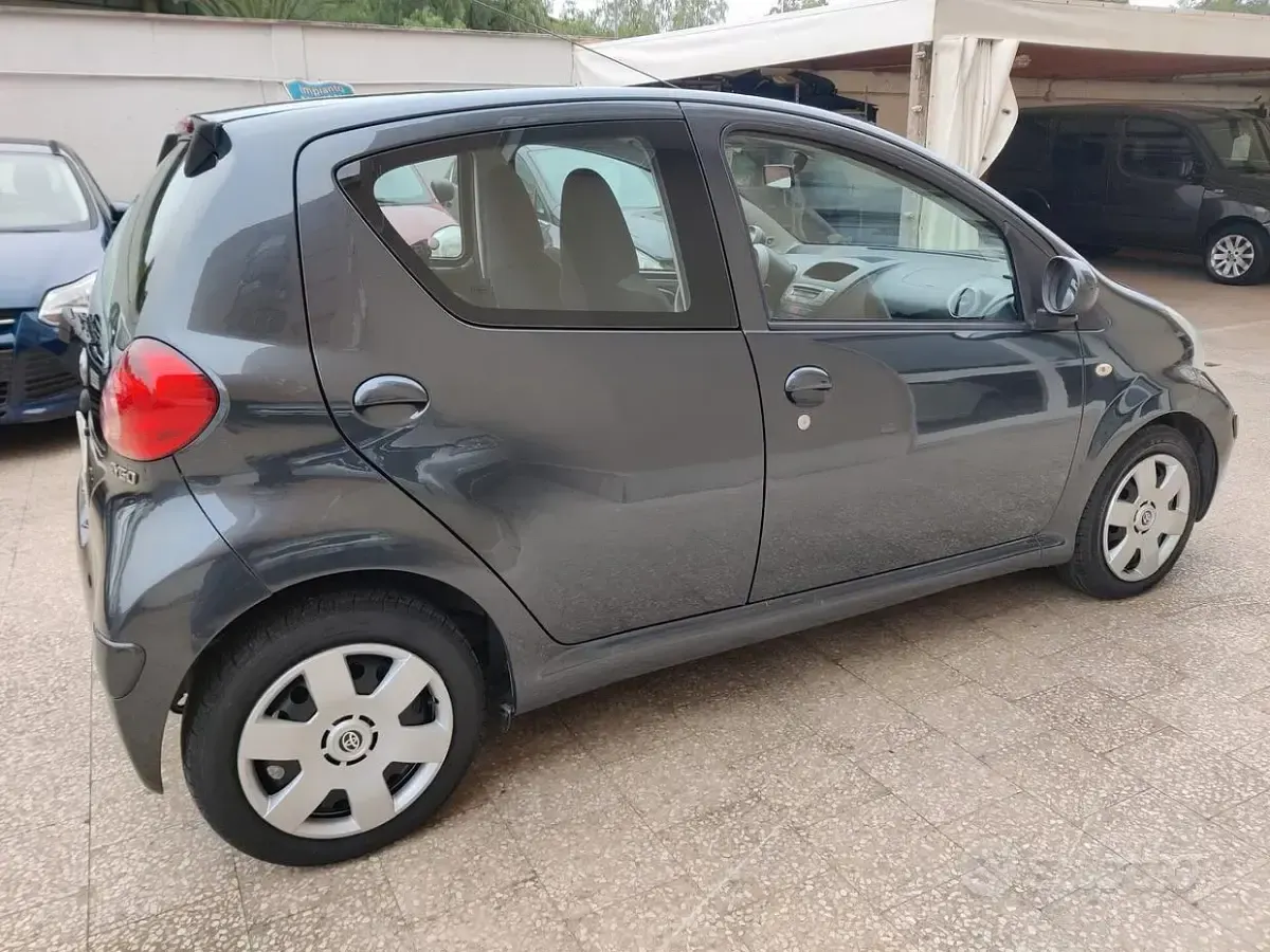Usata Toyota Aygo Sol 54 CV (39 kW) 2006 Grigio Utilitaria