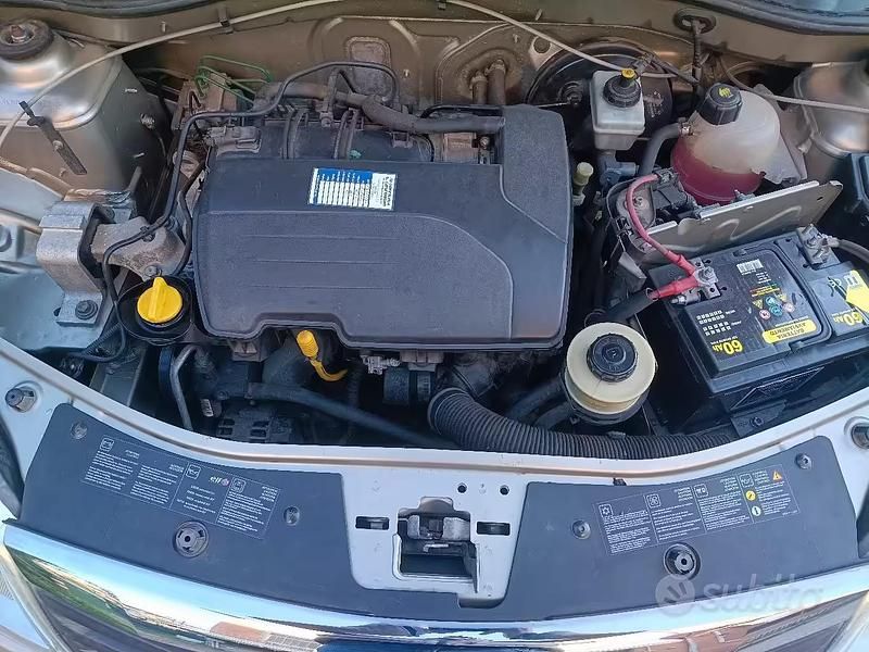 Occasion Dacia Sandero 75 PK (55 kW) 2009 Grijs Sedan