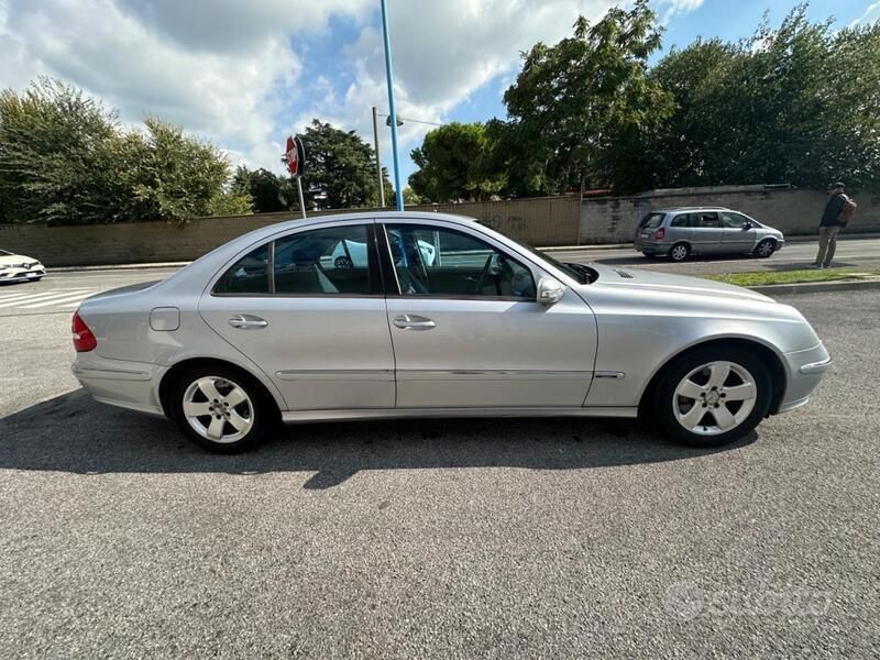 Begagnad Mercedes E320 Avantgarde 224 HK (164 kW) 2002 Silver Sedan
